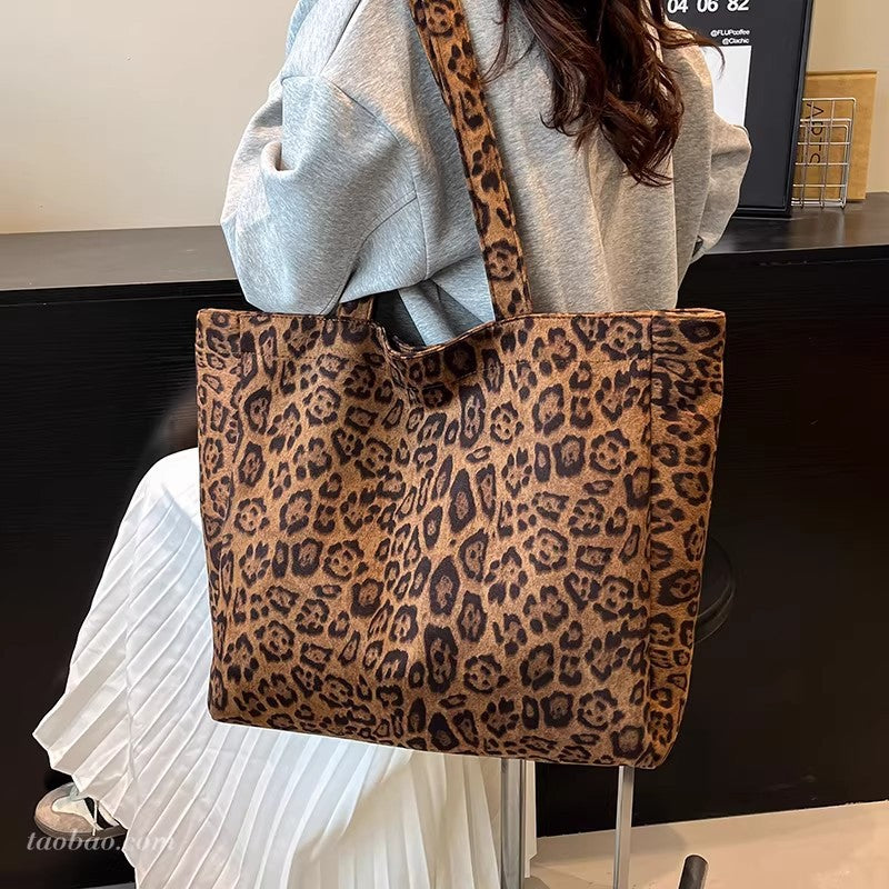 Designer-Handbag Bowlift