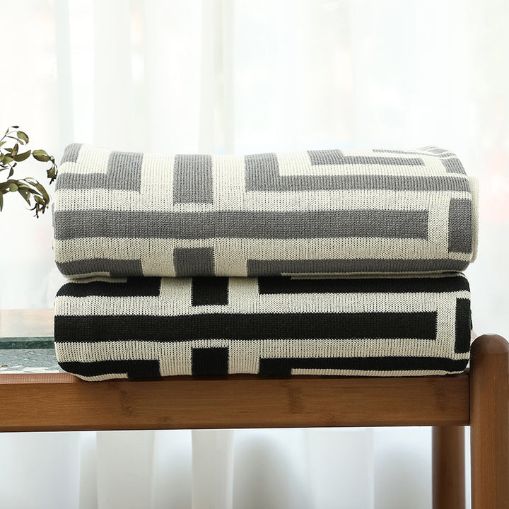 Women's decorative comfort blanket in modern geometric design Bowlift