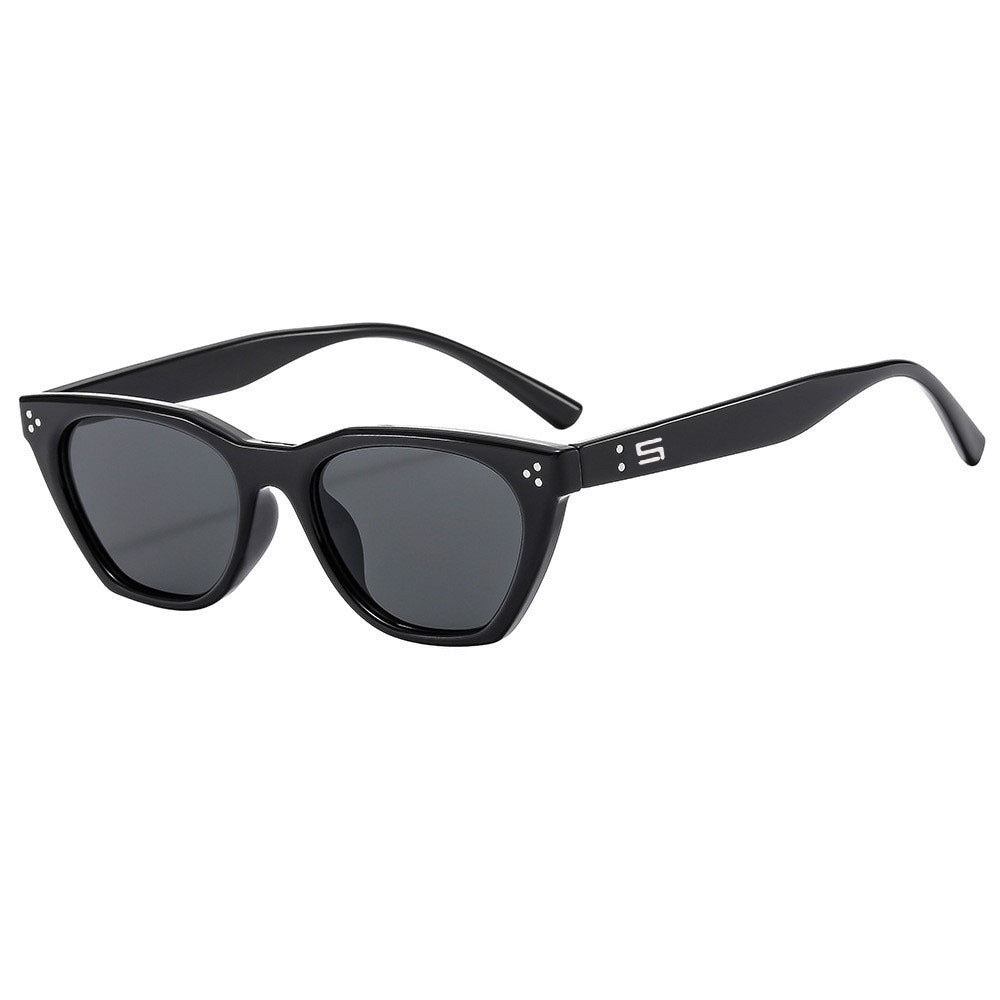 Women Retro-inspired Sunglasses with Distinctive Frame Bowlift