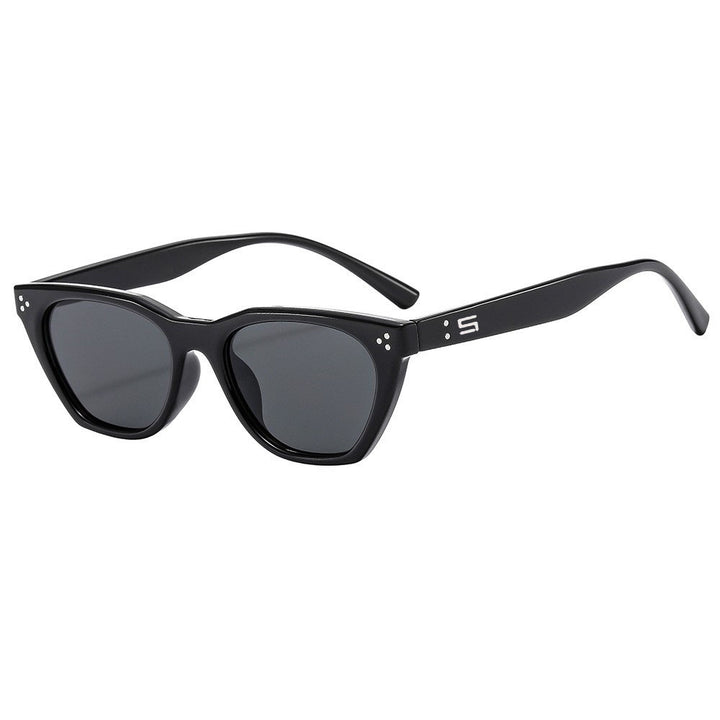 Women Retro-inspired Sunglasses with Distinctive Frame Bowlift