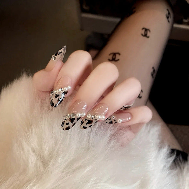 Artificial nail set with glamorous leopard pattern and elegant pearl decorations Bowlift