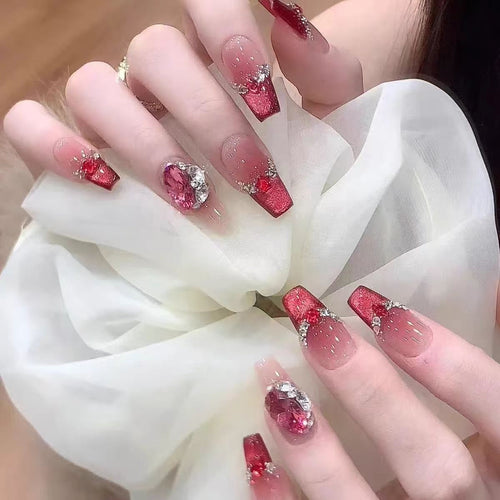 Glamorous and Sparkling Art Nails Bowlift
