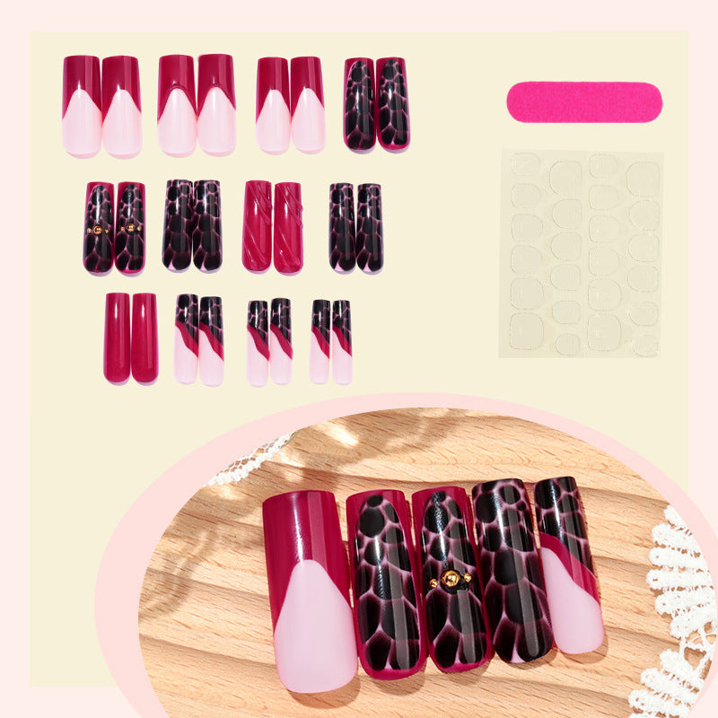 Nail set with stylish marbled designs and delicate accents Bowlift