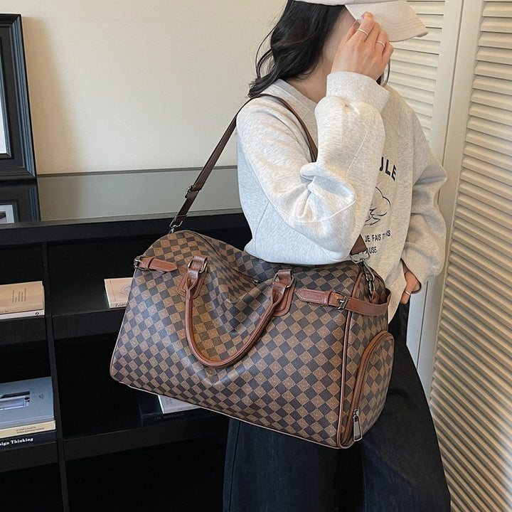 Sporty travel bag with multiple compartments and reinforced carrying handles Bowlift