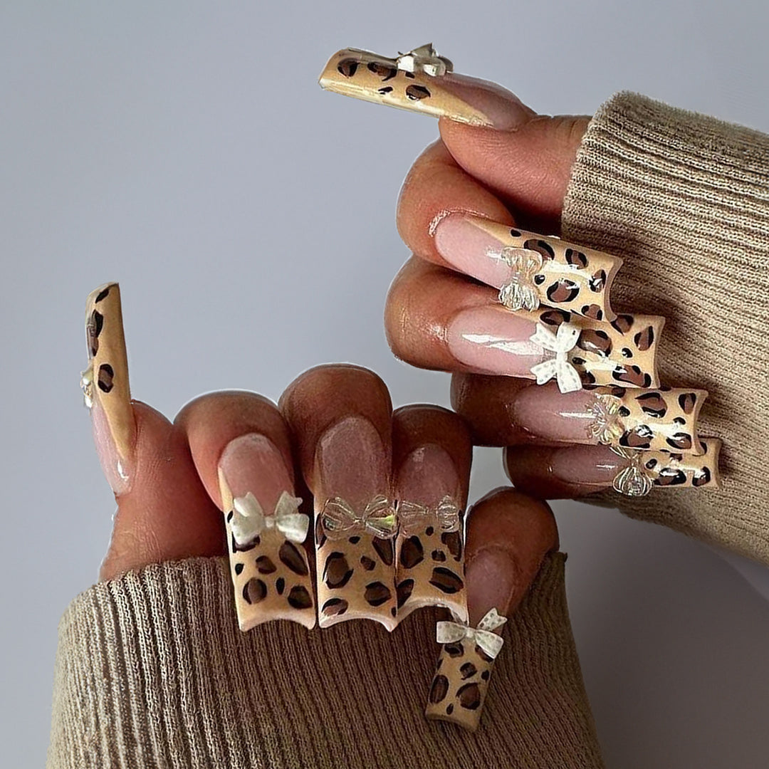 Artificial nail set with elegant crystal applications Bowlift