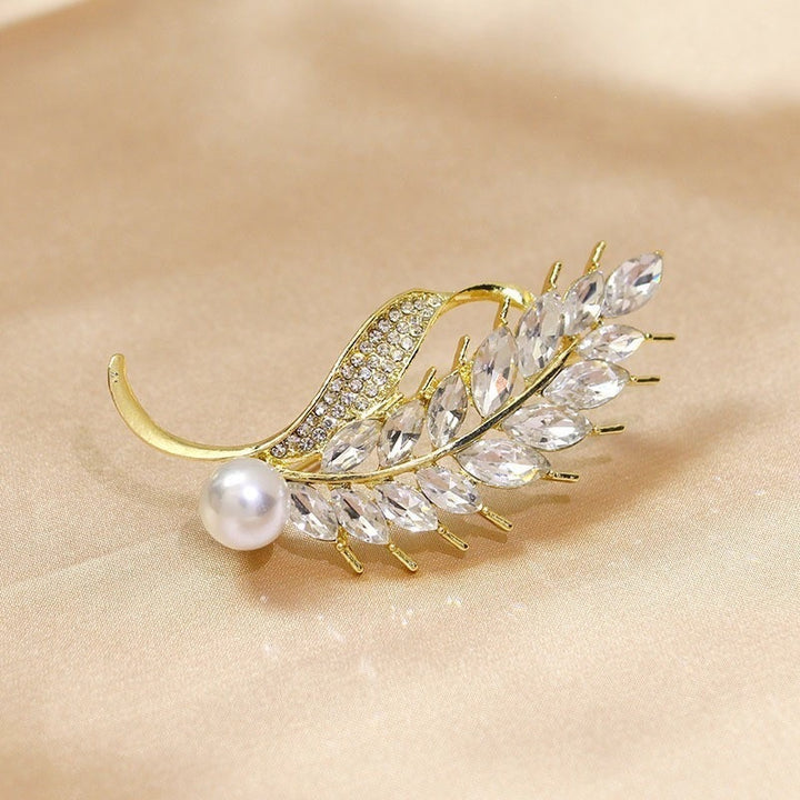 Elegant brooch with glitter stone and pearl Bowlift