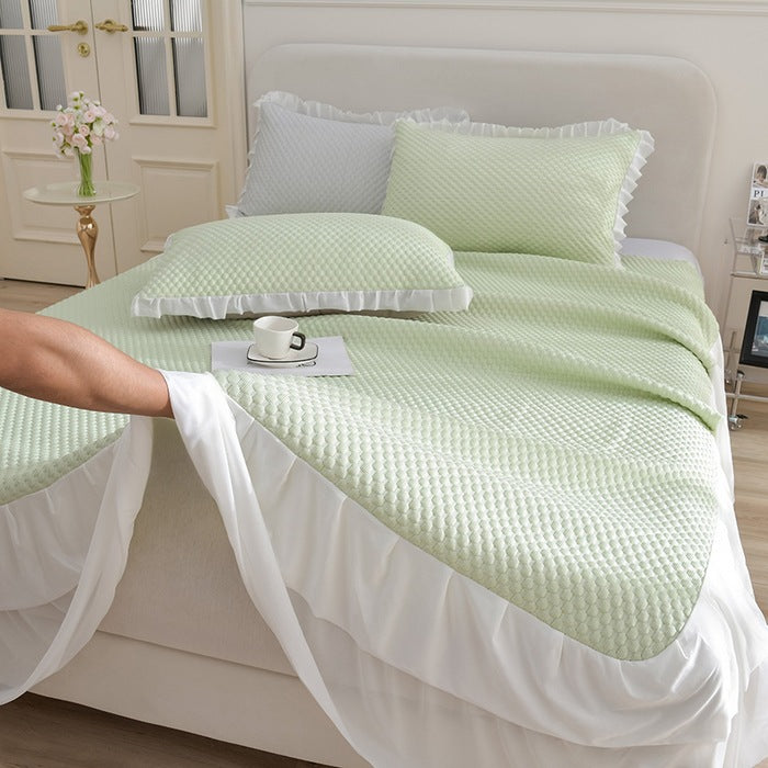 Ladies elegant bedspread set with decorative ruffled hem Bowlift