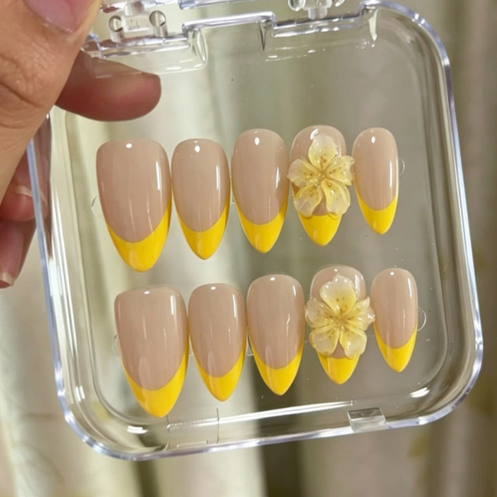 Decorative Artisan Press-On Nail Set Bowlift