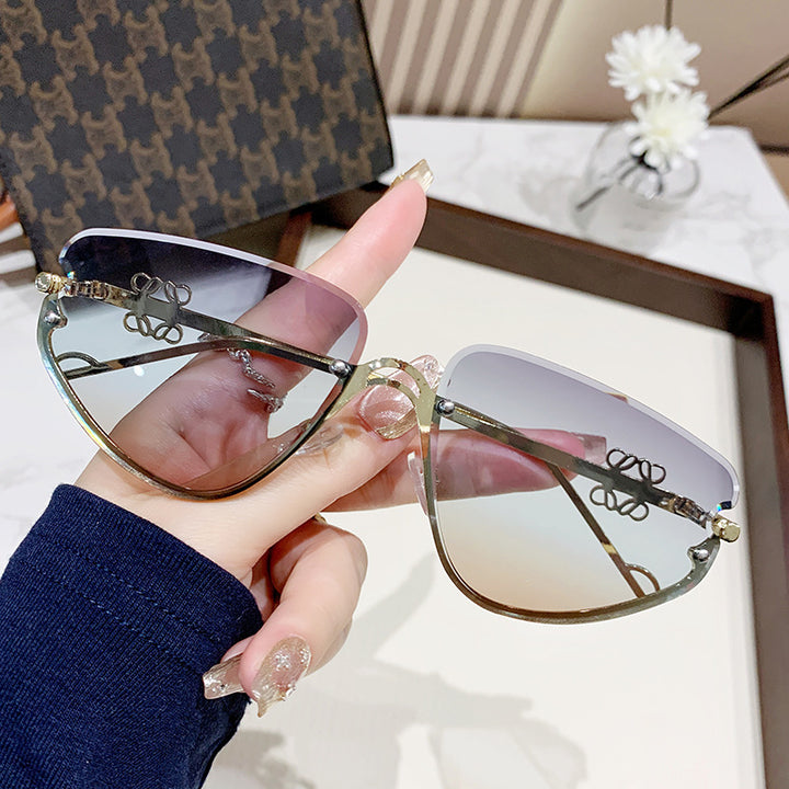 Ladies extravagant sunglasses with modern, geometric frame Bowlift