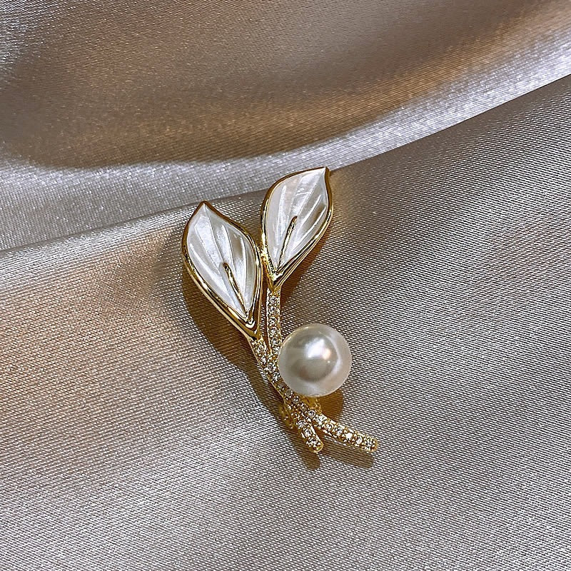 Elegant brooch with pearl and rhinestone details Bowlift