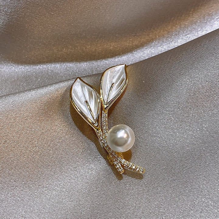 Elegant brooch with pearl and rhinestone details Bowlift