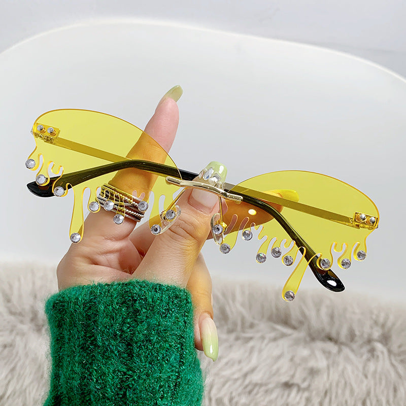 Ladies striking sunglasses in fluid design Bowlift