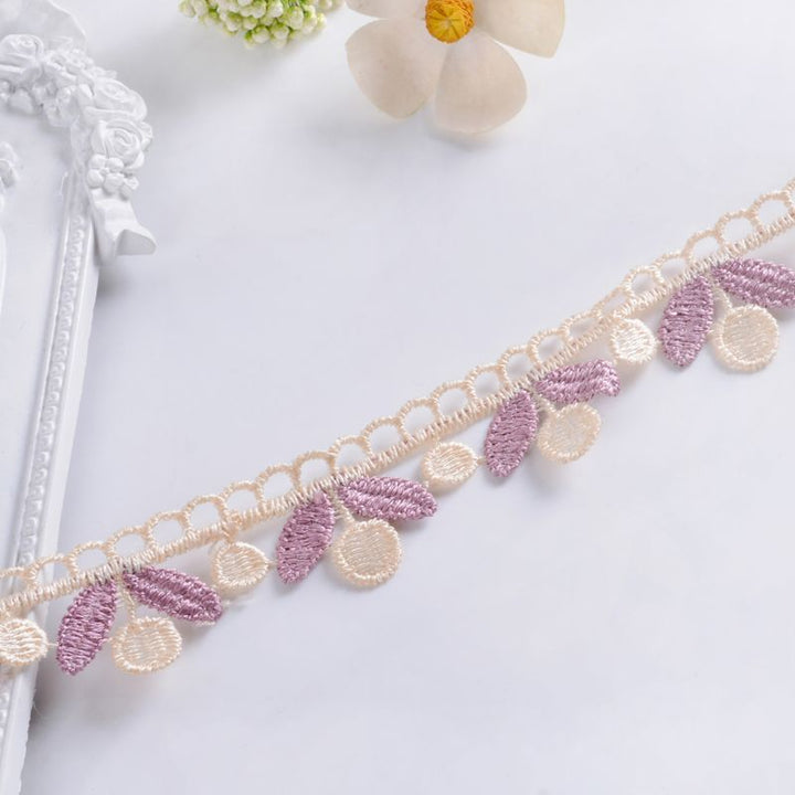 Delicate lace trim Bowlift