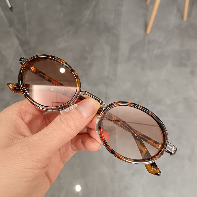 Women's round sunglasses with lightweight lenses and gold accents Bowlift