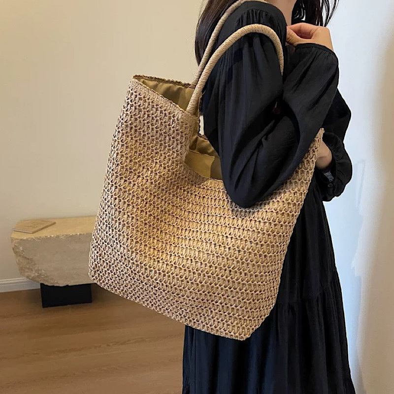 Handbag made of natural willow material with modern accents Bowlift