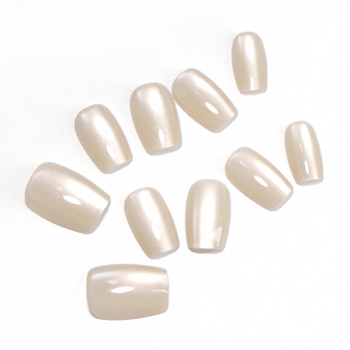 Nail extensions in an elegant look Bowlift
