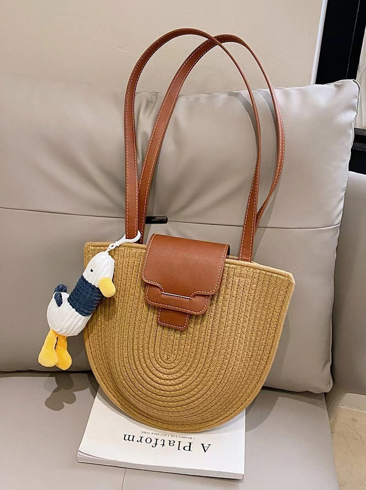 Fashionable Tote Bag Made of Woven Material with Playful Pendant Bowlift