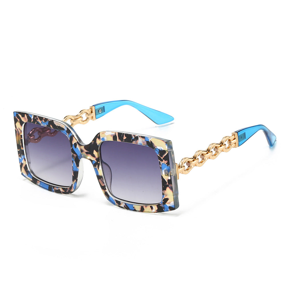 Ladies elegant sunglasses with luxurious chain details Bowlift