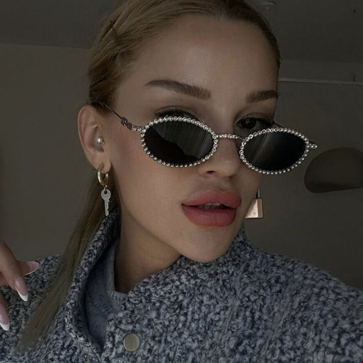 Ladies' fashionable sunglasses with a unique, playful rim Bowlift