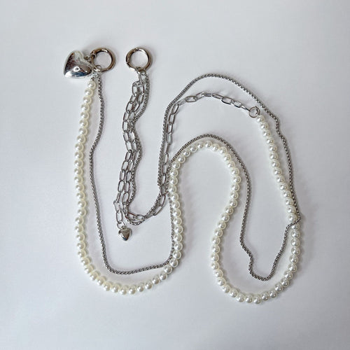 Elegant Pearl and Chain Necklace Bowlift