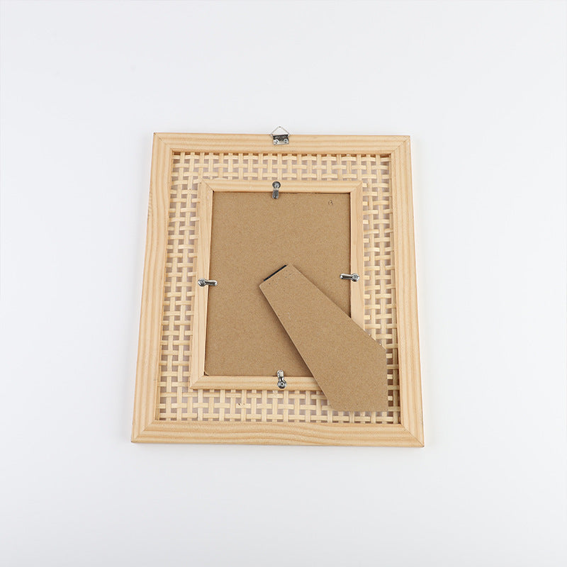 Artful picture frame in rattan design Bowlift