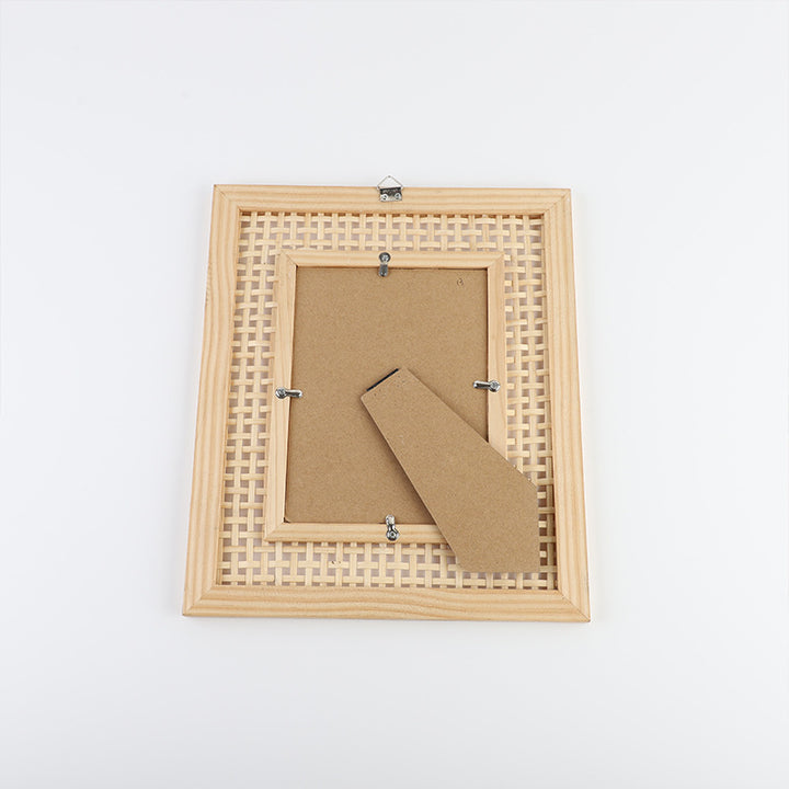 Artful picture frame in rattan design Bowlift