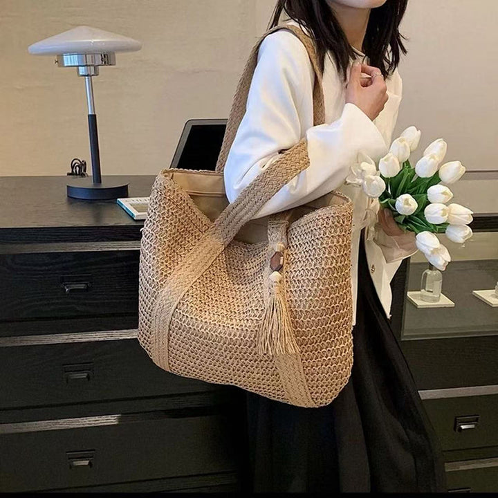 Handbag Made of Natural Weave with Decorative Tassel Detail Bowlift