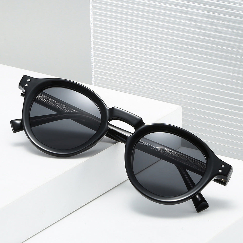 Ladies fashionable sunglasses in a stylish round design by Bowlift