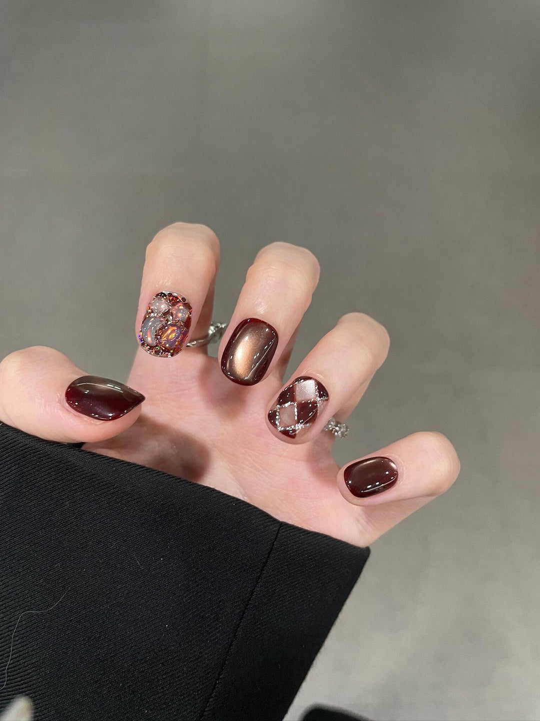Artificial nails with creative rhinestone design Bowlift