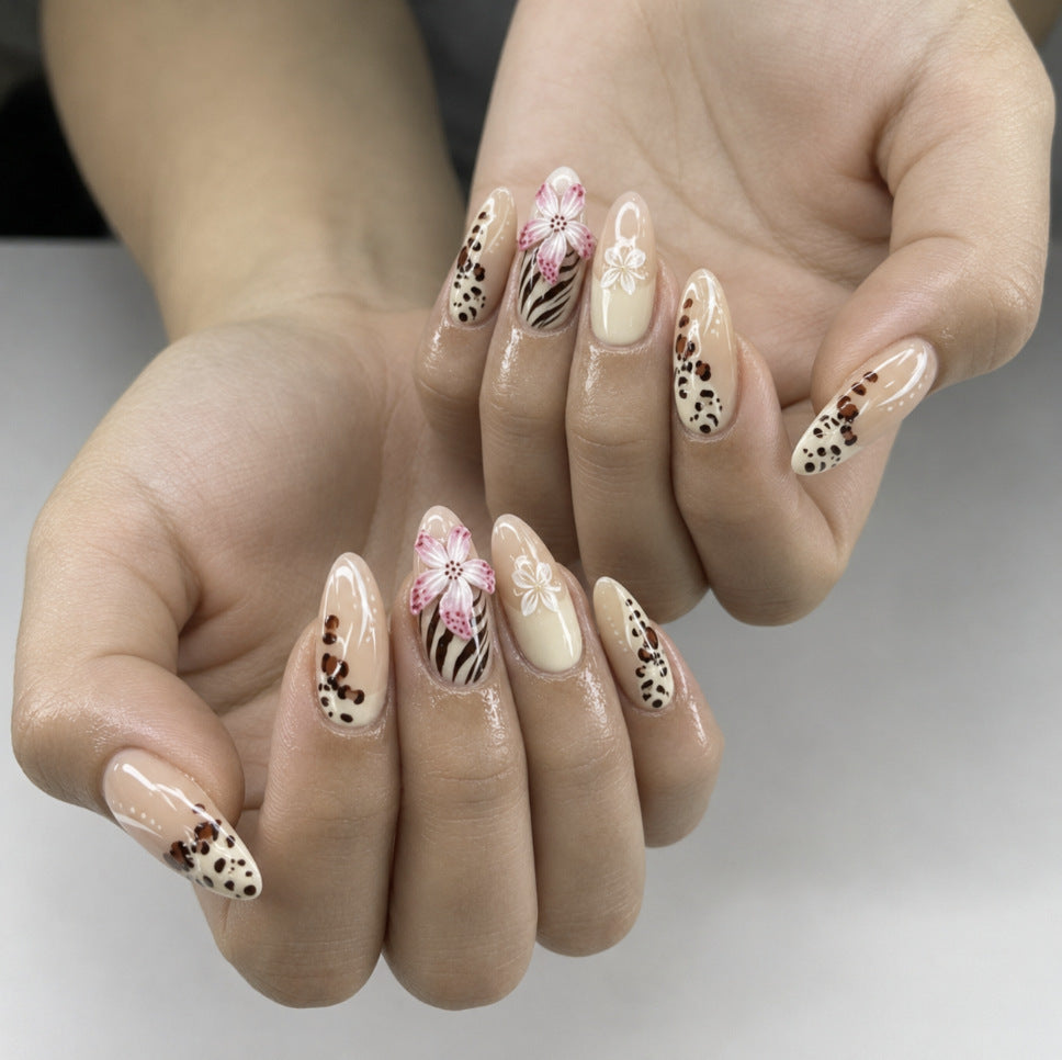 Artificial nails with floral design and elegant lace look Bowlift