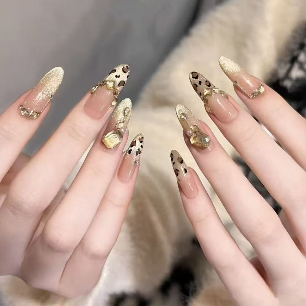 Artificial nails with elegant leopard design and glitter effects Bowlift