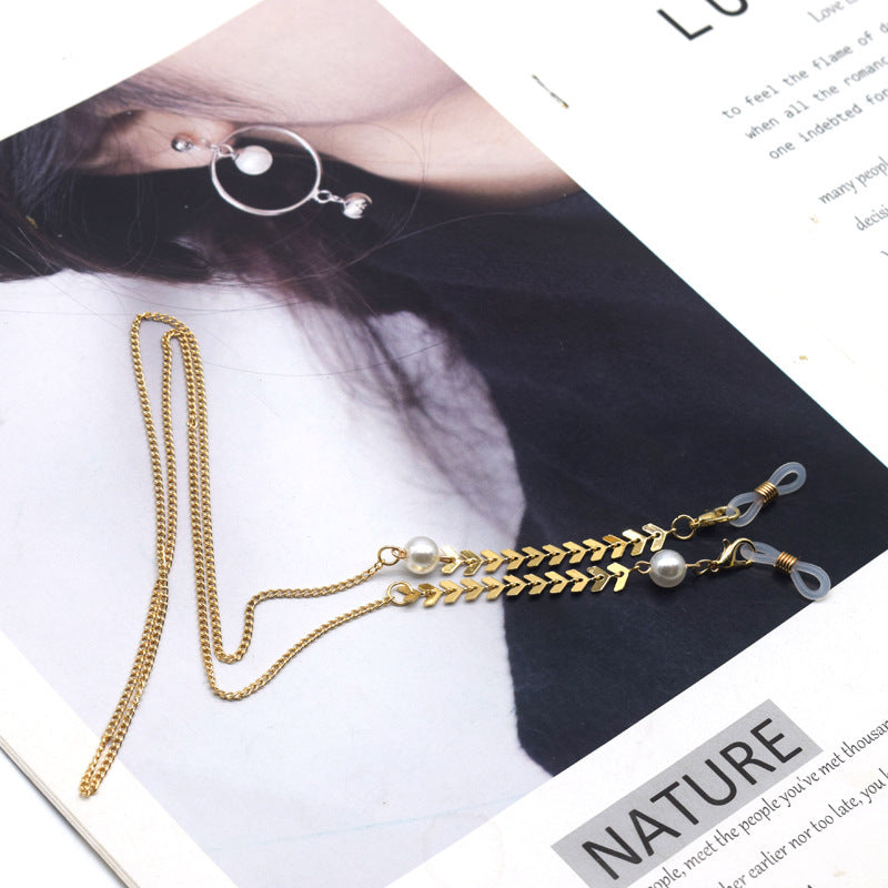 Elegant Pearl-Accented Chain Eyewear Holder Bowlift