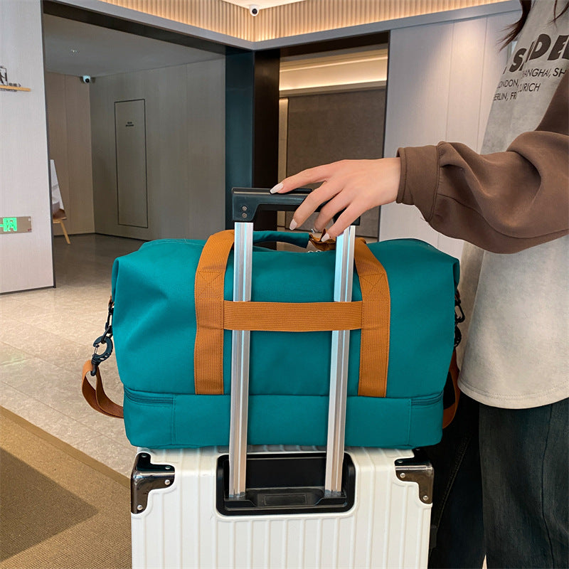 Sporty travel bag with adjustable shoulder strap and organizer compartments Bowlift