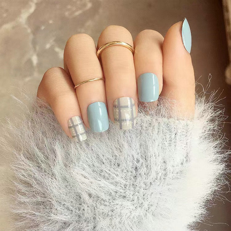 Artificial nails in an elegant plaid pattern Bowlift