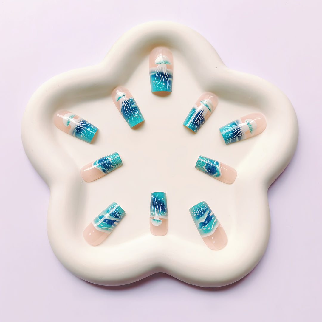 Artificial nails with transparent jellyfish design Bowlift