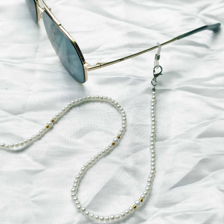 Fashionable pearl necklace with golden accent Bowlift