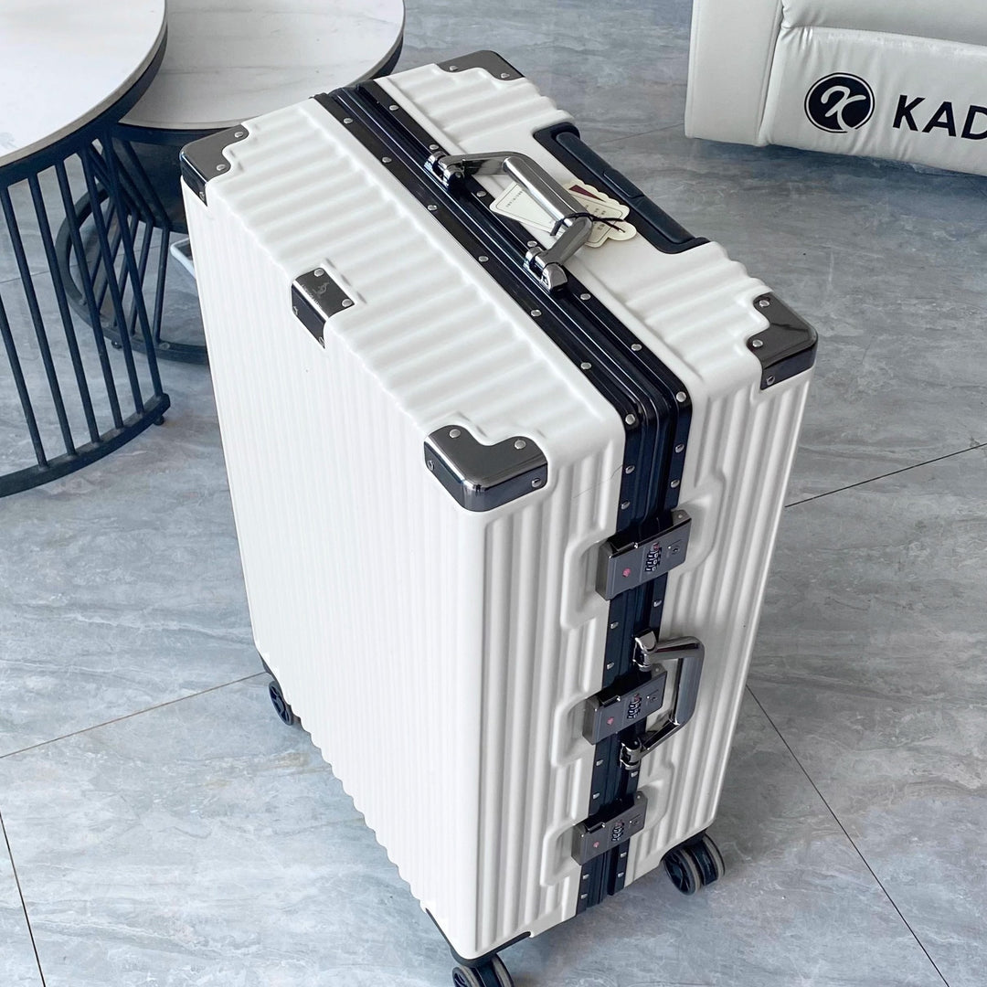 Hard-shell suitcase with integrated combination lock and silent wheels Bowlift