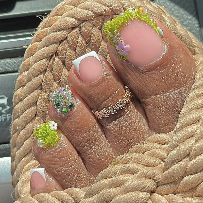 Artificial nail set with floral 3D details and glitter embellishments Bowlift