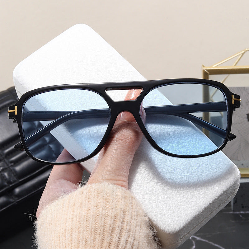 Women’s fashionable glasses with a fine frame and strict contours Bowlift