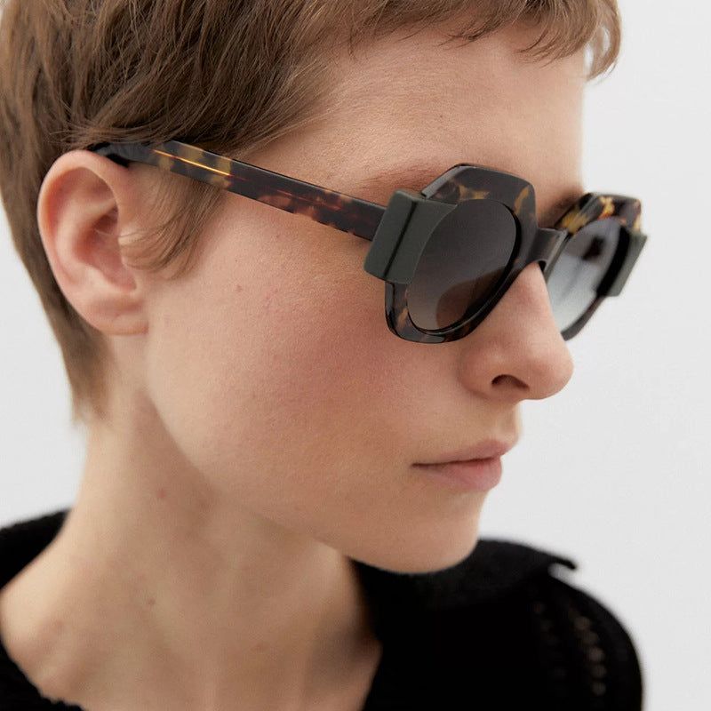 Ladies trendy sunglasses in hexagonal design Bowlift