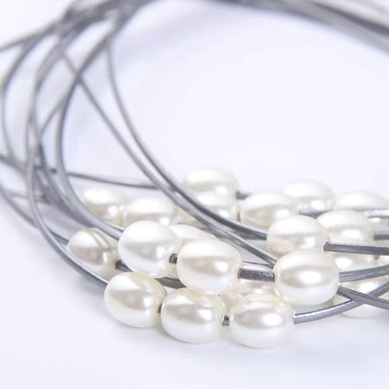 Decorative curtain holder with bead accent Bowlift