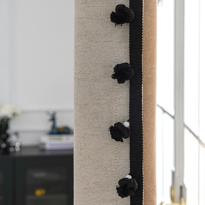 Decorative curtain trim with pompons Bowlift