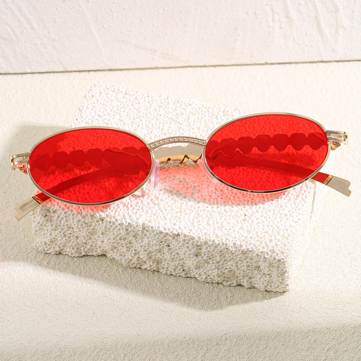 Fashionable sunglasses with oval frame and luxurious accent Bowlift