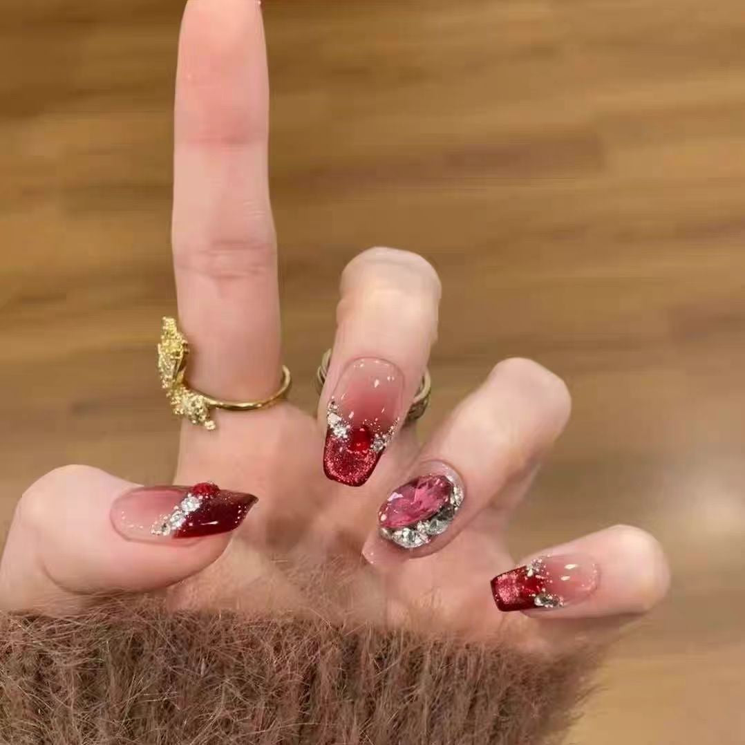 Glamorous and Sparkling Art Nails Bowlift