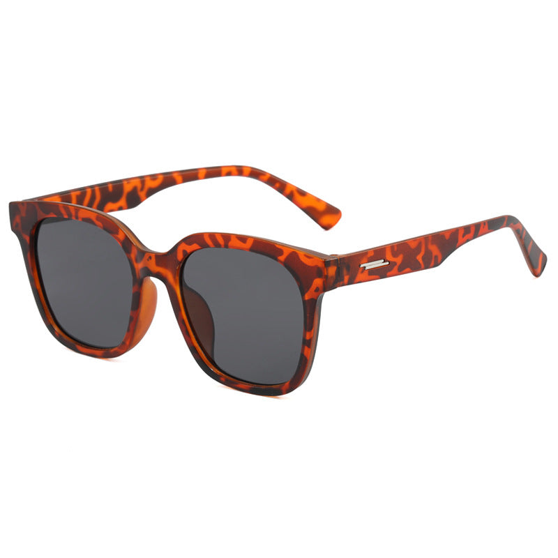 Women's sunglasses with a modern, angular plastic frame Bowlift