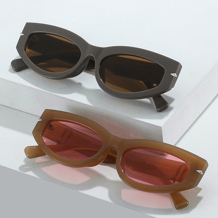 Retro-Inspired Cat-Eye Sunglasses with Bold Frame Bowlift