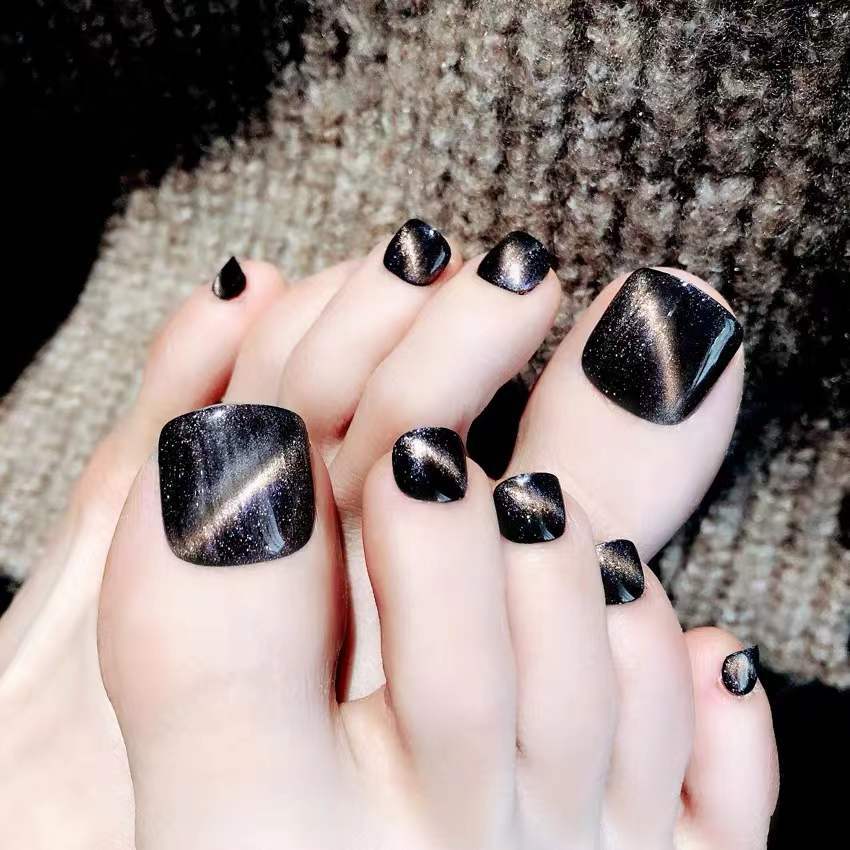 Artistic toenails in modern design Bowlift