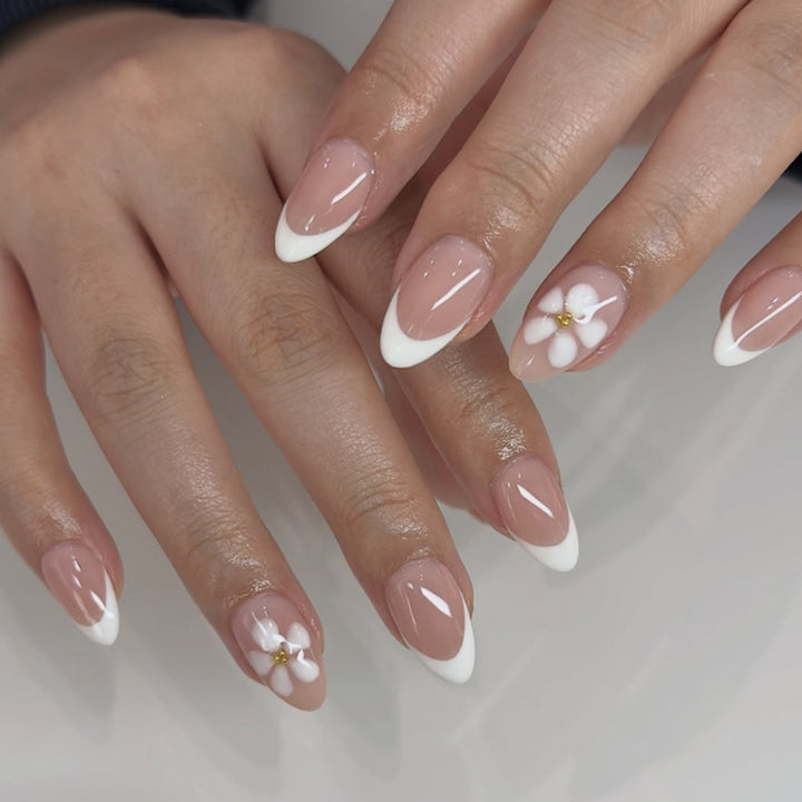 Artificial nail art with playful dots and bows Bowlift