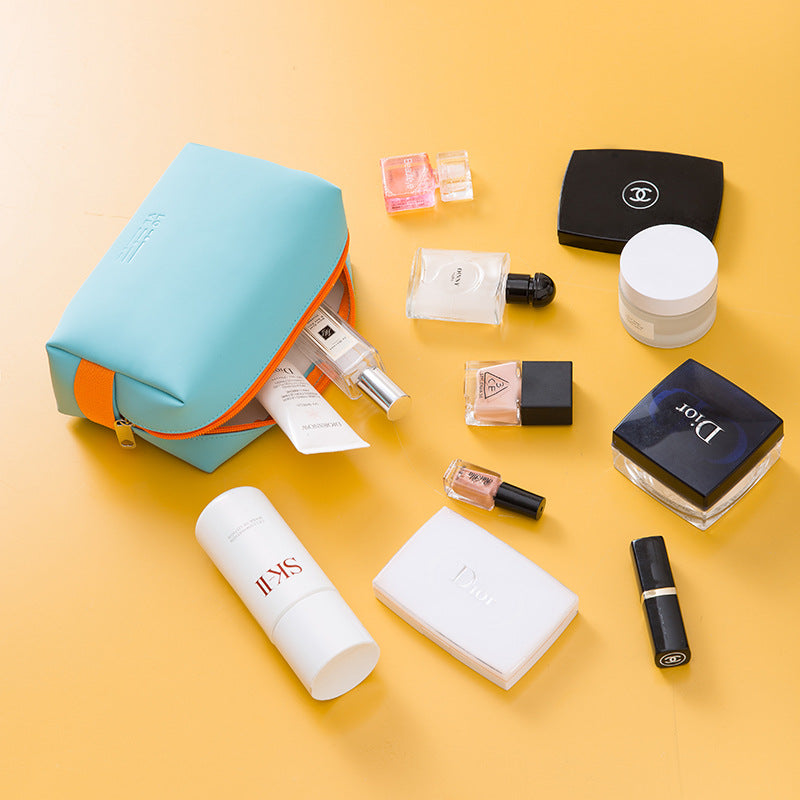Women’s Cosmetic Pouch with Practical Zipper Bowlift