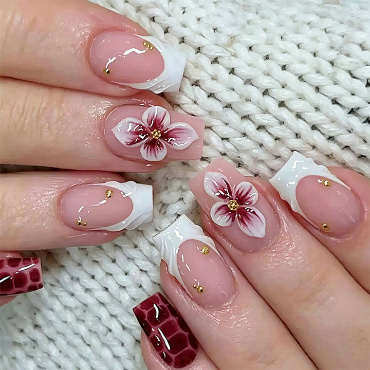 Exclusive artificial nails with elegant animal design and glitter accents Bowlift